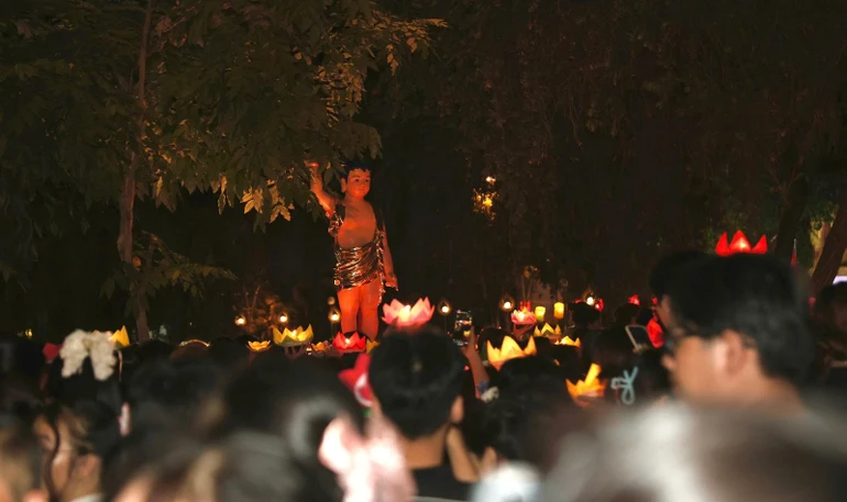 Đêm hoa đăng kính mừng Phật đản tại chùa Pháp Hoa (Q.3, TP.HCM)