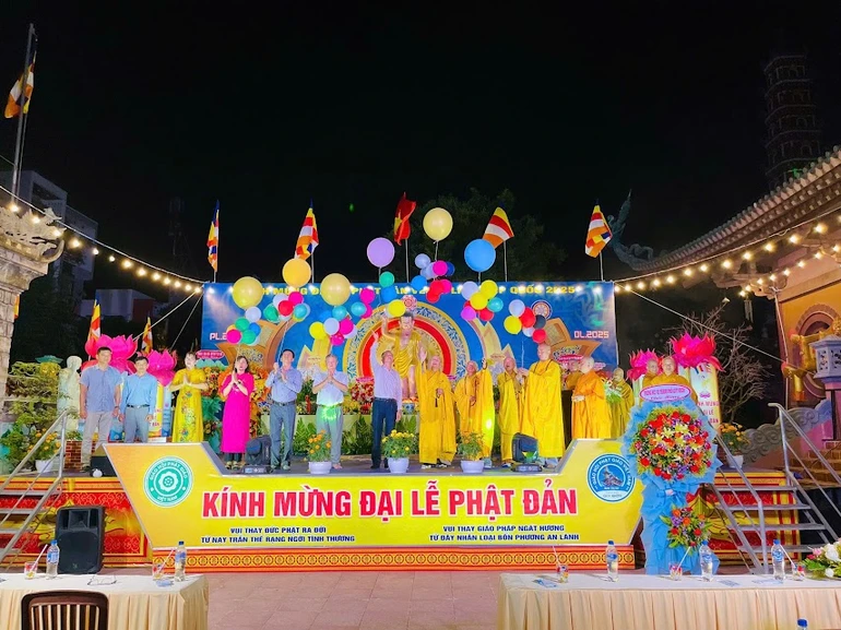 Thả bong bóng mang thông điệp hòa bình