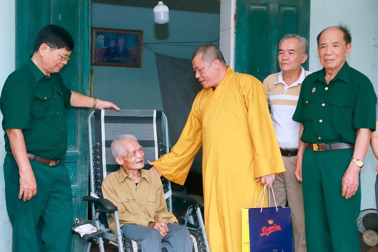 Tặng quà gia đình chính sách nhân Đại lễ Phật đản Phật lịch 2569