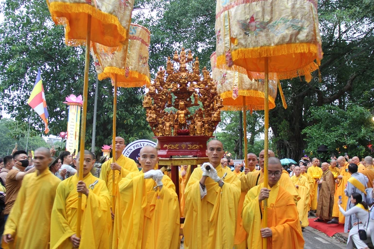 Thành kính cung rước Đức Phật đản sanh