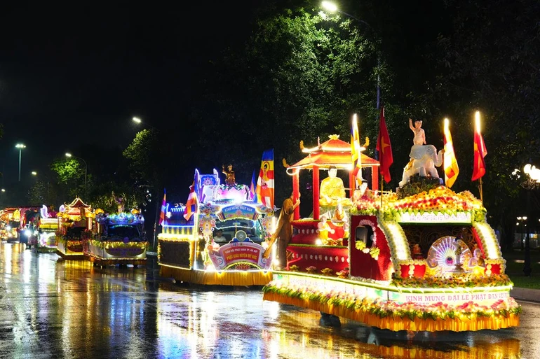 [Ảnh] Phật giáo TP.Hà Nội diễu hành xe hoa, lan tỏa ánh sáng Chánh pháp giữa đời thường