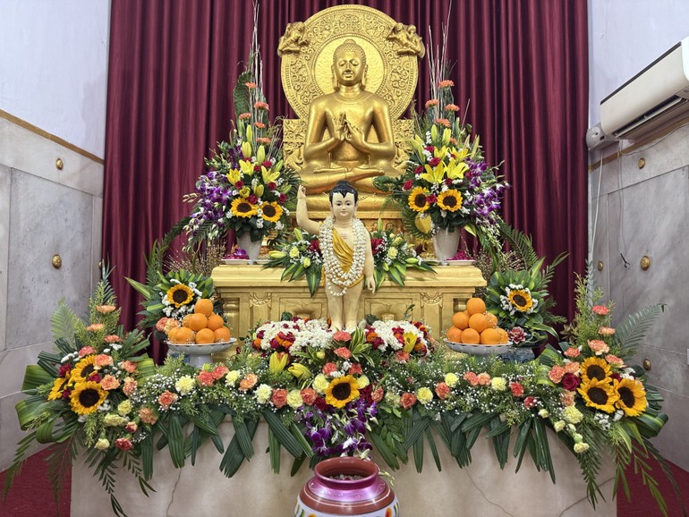 Lễ đài Phật đản được thiết trí tại chùa Mahabodhi (New Delhi)