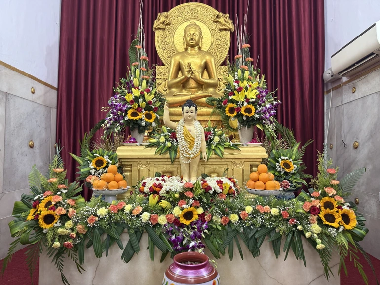 Lễ đài Phật đản được thiết trí tại chùa Mahabodhi (New Delhi)