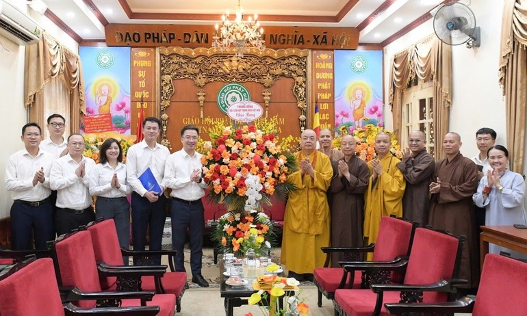 Bí thư T.Ư Đoàn, Chủ tịch T.Ư Hội Liên hiệp Thanh niên VN Nguyễn Tường Lâm cùng phái đoàn tặng hoa chúc mừng GHPGVN nhân Đại lễ Phật đản Phật lịch 2569 - Ảnh: Đăng Hà