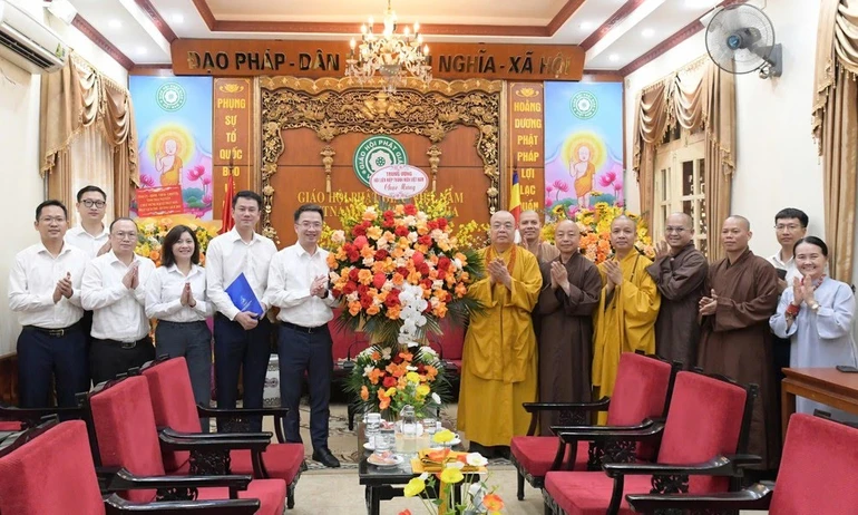 Bí thư T.Ư Đoàn, Chủ tịch T.Ư Hội Liên hiệp Thanh niên VN Nguyễn Tường Lâm cùng phái đoàn tặng hoa chúc mừng GHPGVN nhân Đại lễ Phật đản Phật lịch 2569 - Ảnh: Đăng Hà