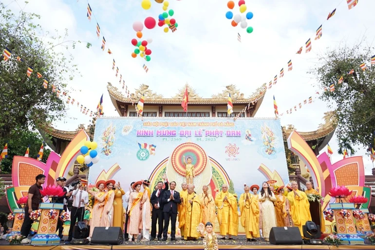 Chư tôn đức, đại biểu thả bong bóng mang thông điệp hòa bình