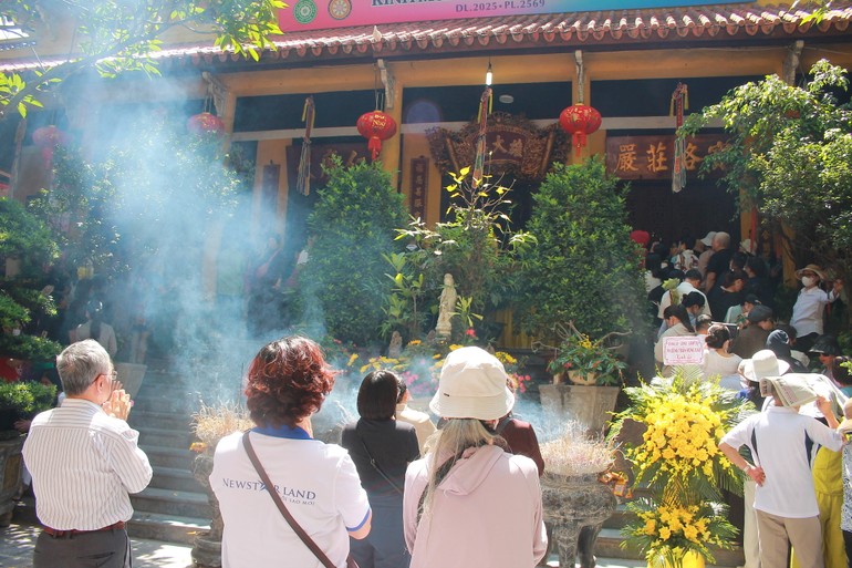 Chánh điện chùa Quán Sứ đông nghẹt người đến dâng hương, lễ Phật nhân ngày rằm tháng Tư