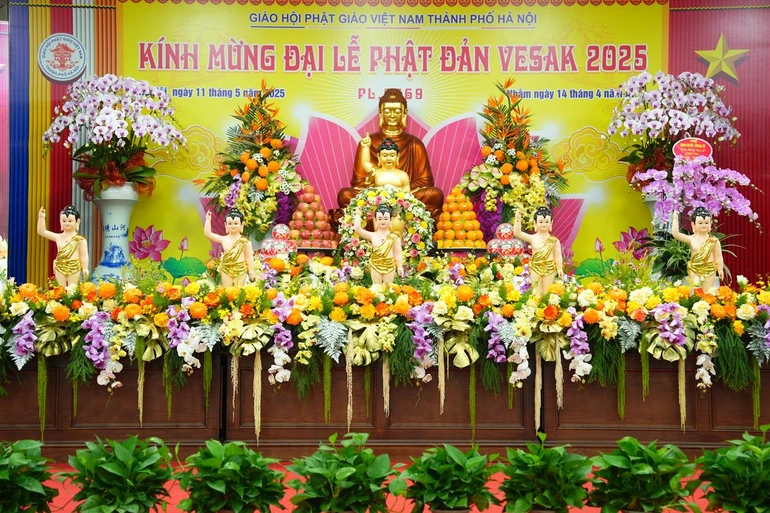 Lễ đài Phật đản Phật lịch 2569 được thiết trí tại Văn phòng Điều hành công tác hành chính đạo (xã Đa Tốn, H.Gia Lâm) 