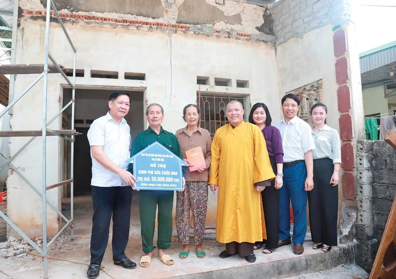 Ban Trị sự GHPGVN thị xã Bỉm Sơn và các mạnh thường quân hỗ trợ 50 triệu đồng đến gia đình ông Lê Anh Chiến để xây nhà Đại đoàn kết