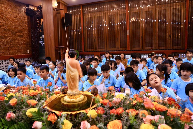 Em dự Lễ Tắm Phật tại chùa Thiên Khánh