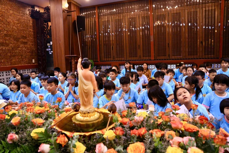 Em dự Lễ Tắm Phật tại chùa Thiên Khánh