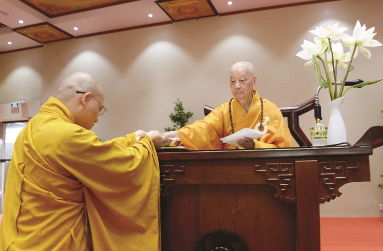 Đức Pháp chủ GHPGVN trao học bổng Đức Nhuận đến chư Tăng nghiên cứu sinh khoa Phật học - Ảnh: Bảo Toàn/BGN