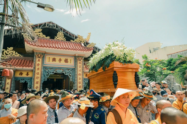 Phụng tống kim quan Hòa thượng Thích Đồng Quả đến nơi trà-tỳ 