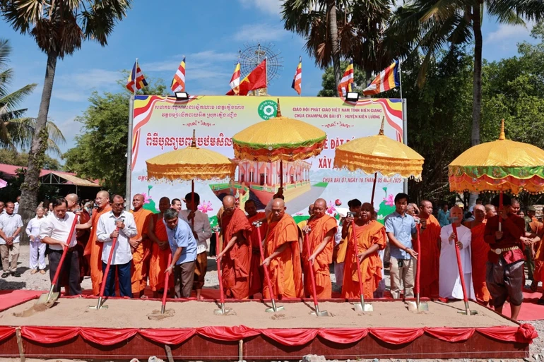 Chư tôn đức cùng chính quyền thực hiện nghi thức khởi công xây dựng chánh điện mới chùa Bãi Ớt (H.Kiên Lương, Kiên Giang)