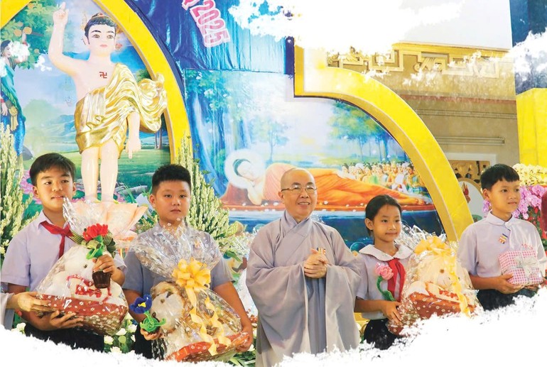 Ni trưởng Thích nữ Như Dung trao quà đến các em trong ngày hội yêu thương dành cho trẻ thơ tại chương trình "Em hướng về Vesak" - Ảnh: H.Y