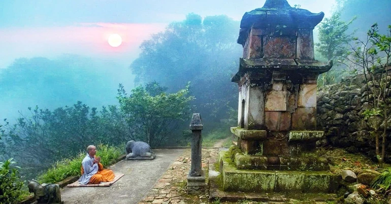 Hộp xá-lợi đang được tôn trí tại tháp Phật Hoàng - Ngọa Vân, Yên Tử - Ảnh: Nguyễn Thủy