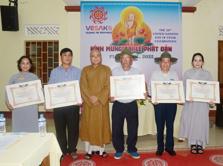 Thượng toạ Thích Quảng Thiện trao Bằng tuyên dương công đức đến tập thể, cá nhân có đóng góp tích cực trong Đại lễ Phật đản Phật lịch 2569