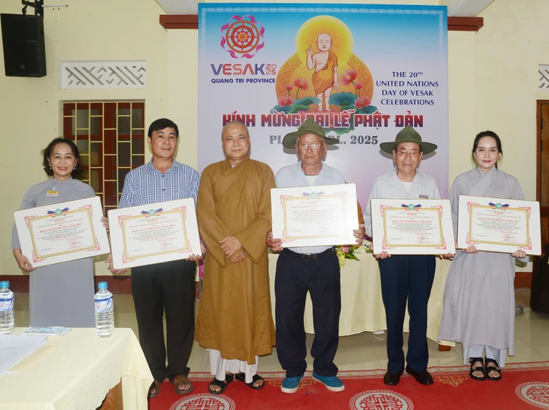 Thượng toạ Thích Quảng Thiện trao Bằng tuyên dương công đức đến tập thể, cá nhân có đóng góp tích cực trong Đại lễ Phật đản Phật lịch 2569