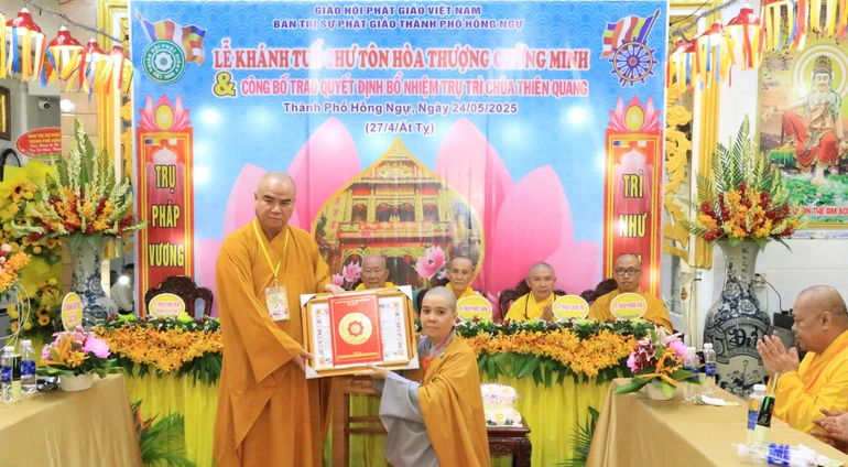 Thượng tọa Thích Tĩnh Triệt trao quyết định bổ nhiệm trụ trì chùa Thiên Quang đến Sư cô Thích nữ Huệ Lạc