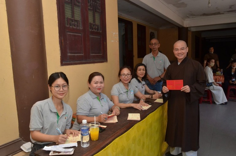 Thượng tọa Thích Thông Đạo nhận giấy chứng nhận hiến máu