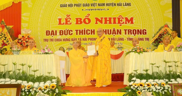Hòa thượng Thích Thiện Tấn trao quyết định bổ nhiệm trụ trì chùa Hưng Bảo đến Đại đức Thích Nhuận Trọng