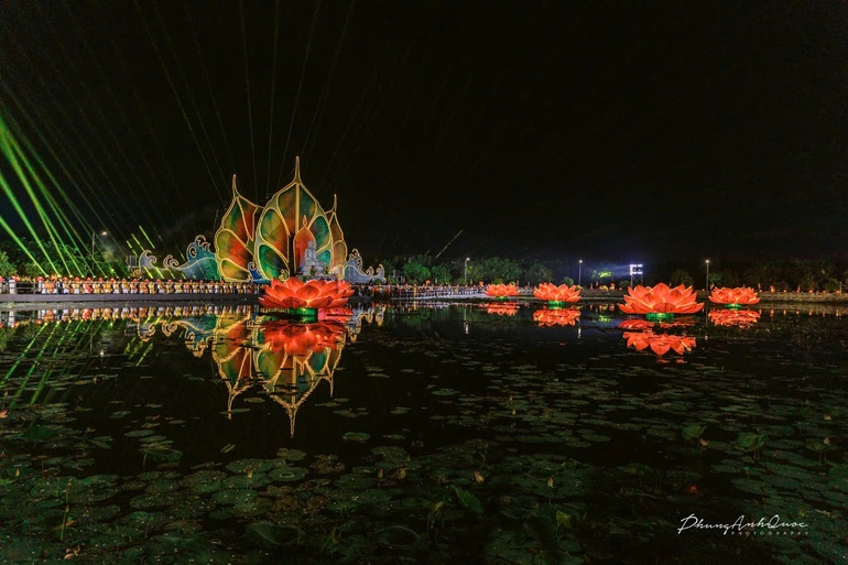 Vầng trăng Vesak trong trái tim người Việt