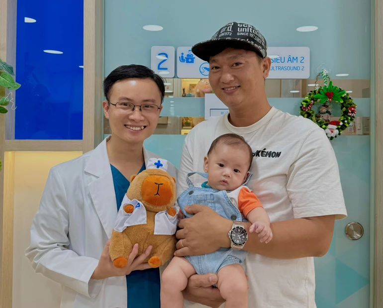 Bác sĩ Lê Khắc Tiến chụp hình lưu niệm cùng gia đình bênh nhân đã điều trị IVF thành công