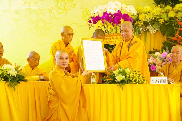 Hòa thượng Thích Trừng Thi trao quyết định bổ nhiệm trụ trì chùa Bửu Lâm đến Đại đức Thích Như Viên