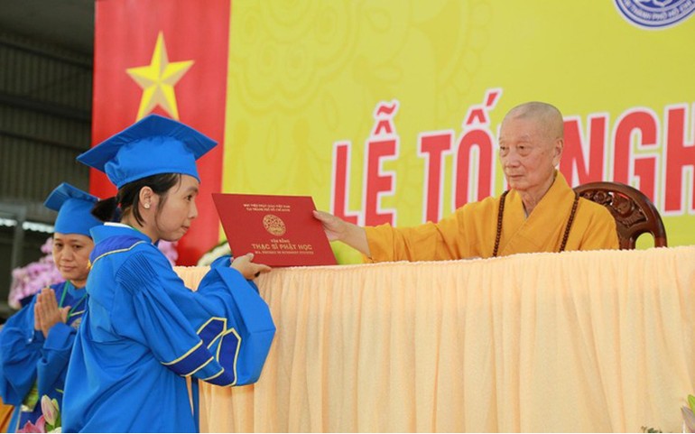 Học viên cư sĩ hệ Đào tạo từ xa nhận Bằng cử nhân Phật học do Học viện Phật giáo VN tại TP.HCM cấp - Ảnh: Phùng Anh Quốc