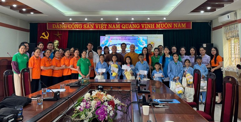 Tặng quà đến các bệnh nhi tại Bệnh viện Trung ương Thái Nguyên