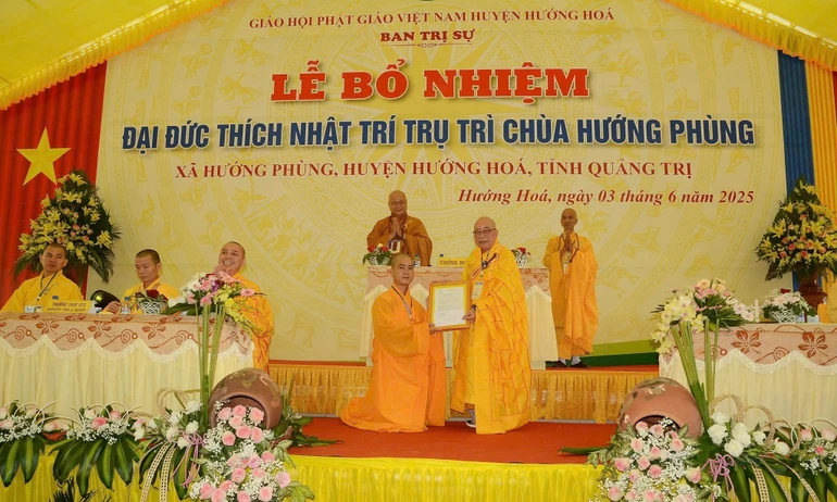 Hòa thượng Thích Thiện Tấn trao quyết định bổ nhiệm trụ trì chùa Hướng Phùng đến Đại đức Thích Nhật Trí