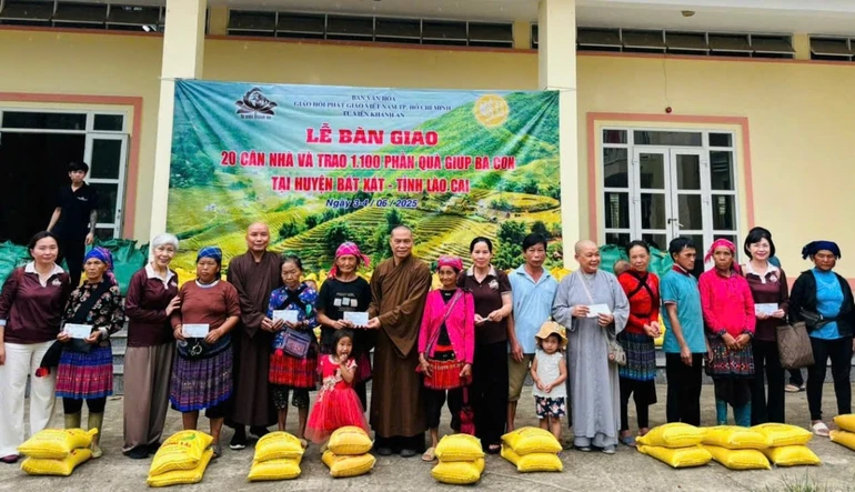 Đoàn Ban Văn hóa TP.HCM, tu viện Khánh An (Q.12) trao quà đến các hoàn cảnh khó khăn tại H.Bát Xát, Lào Cai