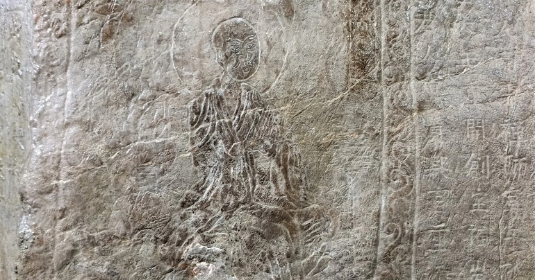 Cận cảnh một bức vẽ hình La-hán vào vách đá đặc biệt nhất nước ta hiện nay, đang bị mờ đi theo thời gian - Ảnh: Thái Bá