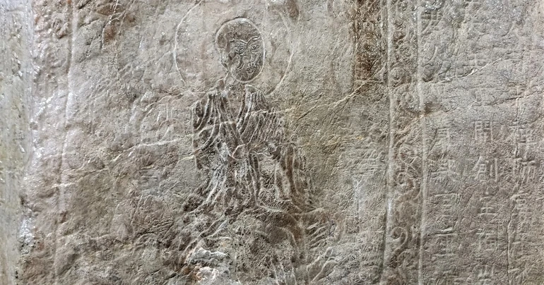 Cận cảnh một bức vẽ hình La-hán vào vách đá đặc biệt nhất nước ta hiện nay, đang bị mờ đi theo thời gian - Ảnh: Thái Bá