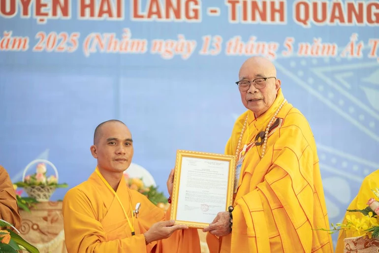 Hòa thượng Thích Thiện Tấn trao quyết định bổ nhiệm trụ trì chùa Ba Du đến Đại đức Thích Tuệ Cang