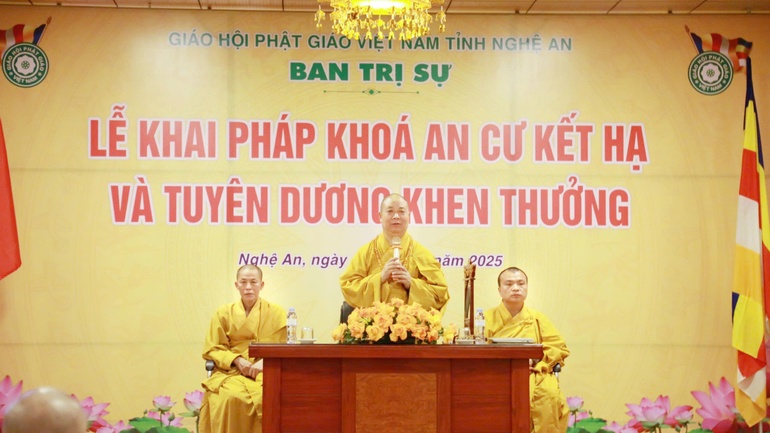 Hòa thượng Thích Thọ Lạc sách tấn hành giả an cư