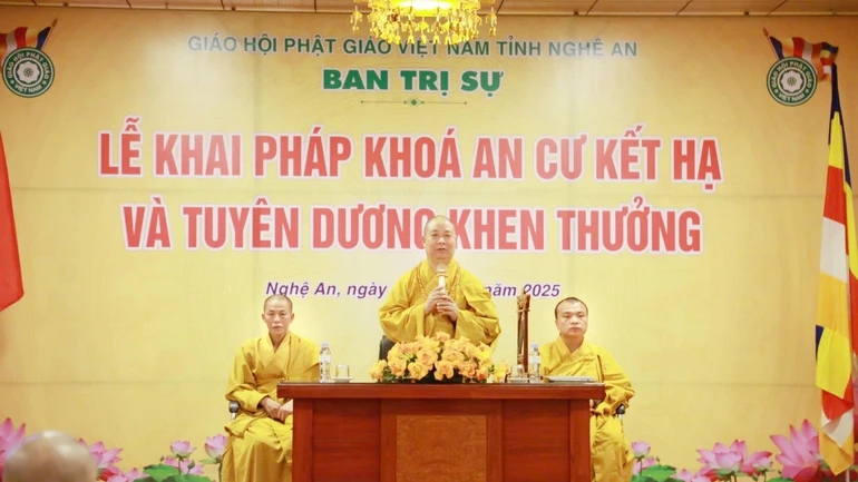 Hòa thượng Thích Thọ Lạc sách tấn hành giả an cư