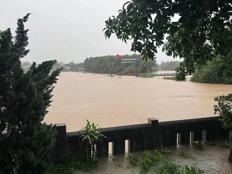 Mênh mông nước lũ tràn về - Ảnh: N.L