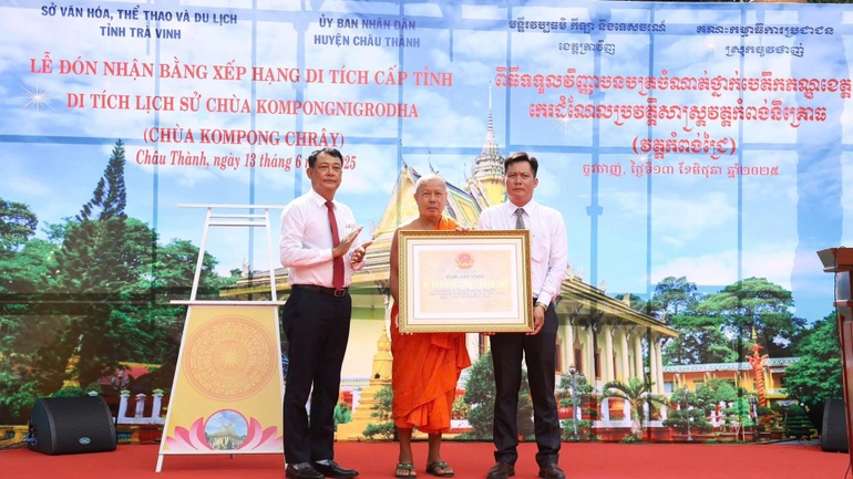 Thượng tọa Thạch Xuông, trụ trì chùa KomPong Chrây và lãnh đạo H.Châu Thành đón nhận Bằng xếp hạng Di tích lịch sử chùa KomPong Chrây từ Sở Văn hóa, Thể thao và Du lịch tỉnh Trà Vinh