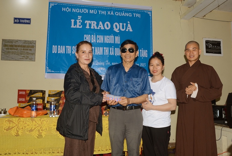 Ông Nguyễn Văn Phước, Chủ tịch Hội người khiếm thị thị xã Quảng Trị nhận quà từ đoàn thiện nguyện