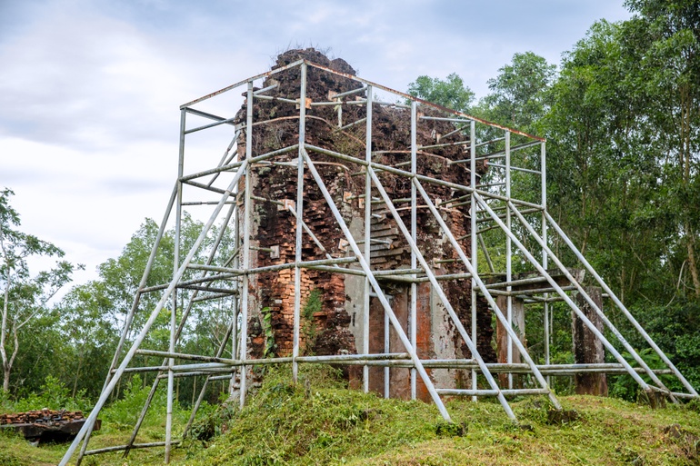 Hiện di tích quốc gia đặc biệt Phật viện Đồng Dương chỉ còn lại tháp Sáng, cũng đã xuống cấp và đang được chống đỡ