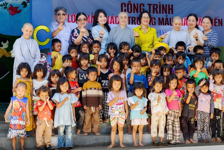 Các em mầm non vui mừng khi được học ở lớp học mới khang trang - Ảnh: Lê Miền Nam