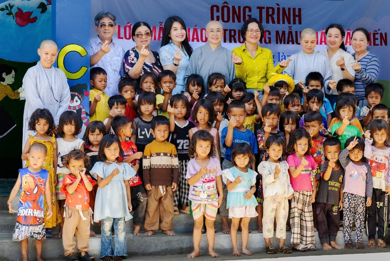 Các em mầm non vui mừng khi được học ở lớp học mới khang trang - Ảnh: Lê Miền Nam