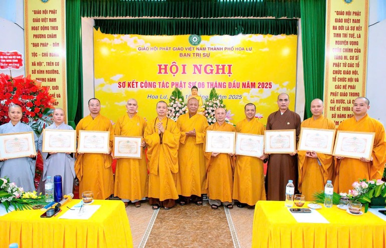 Trao Bằng tuyên dương công đức đến chư Tăng Ni có đóng góp, trợ duyên trong công tác Phật sự của TP.Hoa Lư