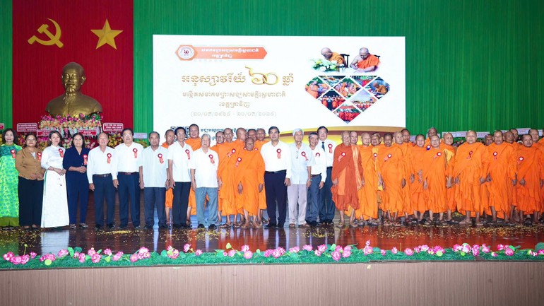 Chư Tăng và đại biểu lưu niệm tại Lễ kỷ niệm 60 năm thành lập Hội Đoàn kết Sư sãi yêu nước tỉnh Trà Vinh