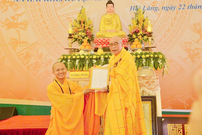 Hòa thượng Thích Thiện Tấn trao quyết định bổ nhiệm trụ trí chùa Thâm Khê đến Đại đức Thích Tuệ Không