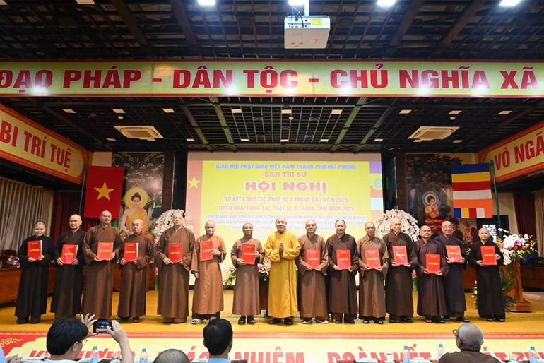 Hòa thượng Thích Quảng Tùng trao quyết định đến chư tôn đức Tăng Ni đại diện cho Ban Trị sự GHPGVN TP.Hải Phòng giữ mối liên hệ công tác với các cơ sở tự viện và chính quyền các xã, phường sau khi sáp nhập địa giới hành chính