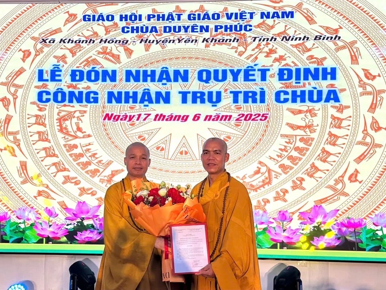 Thượng tọa Thích Minh Quang trao quyết định bổ nhiệm trụ trì chùa Duyên Phúc và tặng hoa chúc mừng đến Đại đức Thích Thanh Cương