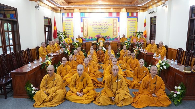 Chư vị giới tử chụp hình lưu niệm cùng Hội đồng Giới sư tại Đại giới đàn Như Sơn Phật lịch 2569