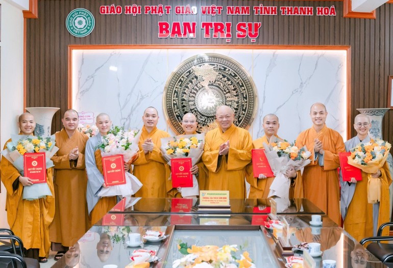 Thượng tọa Thích Tâm Định cùng chư tôn đức Ban Trị sự GHPGVN tỉnh Thanh Hóa trao quyết định và tặng hoa chúc mừng đến chư Tăng, Ni được bổ nhiệm trụ trì, phó trụ trì